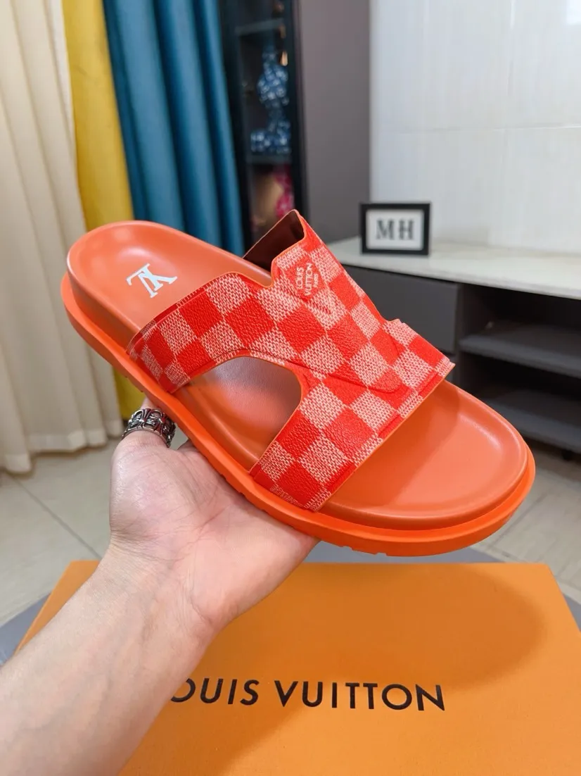 Men's shoes💰300🌹🌹【LV】Multi-color new men's slippers, original top-quality version, original special cowhide with pebbled embossing➕sheepskin on the inner and side, non-slip combination sole, more stable walking, more comfortable and lightweight, high-end and generous, size: 38~44